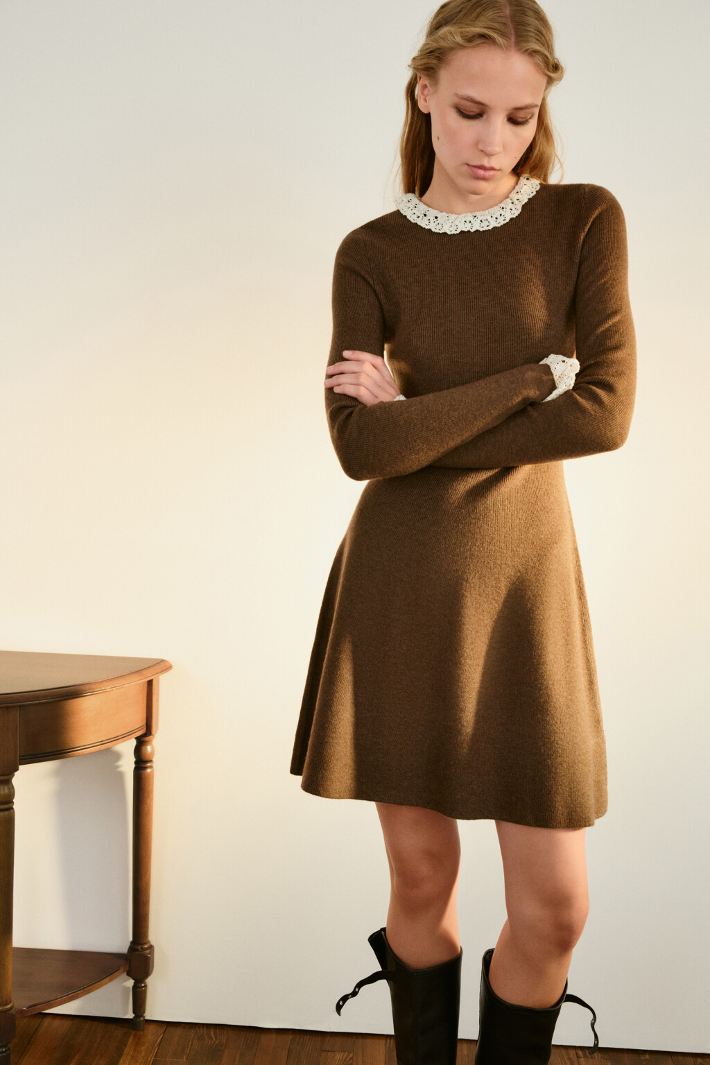 Платье мини вязаное с кружевом - цвет бежевый - 1