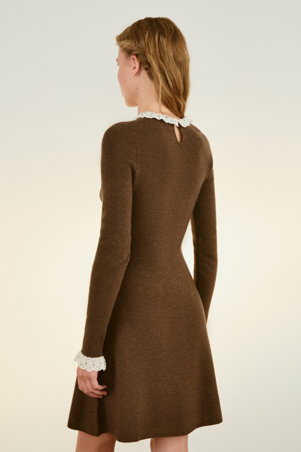 Платье мини вязаное с кружевом - цвет бежевый - 3