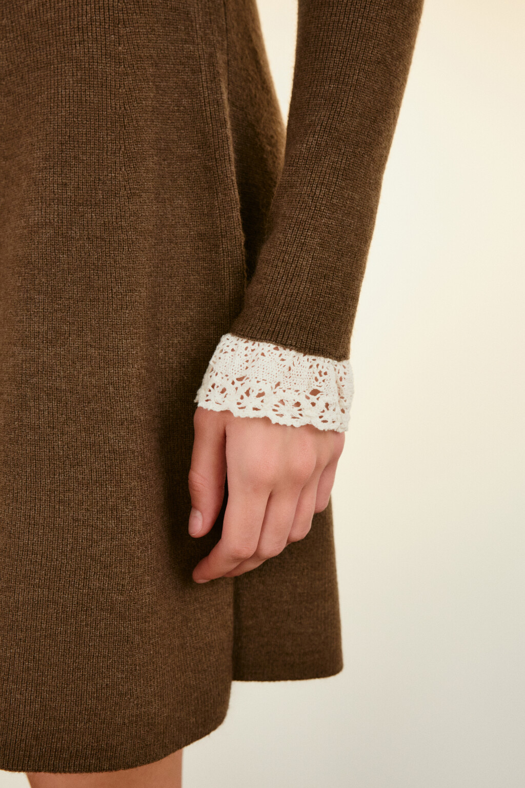 Платье мини вязаное с кружевом - цвет бежевый - 6