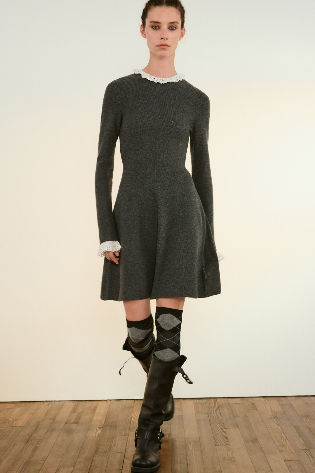 Платье мини вязаное с кружевом - цвет серый - 1