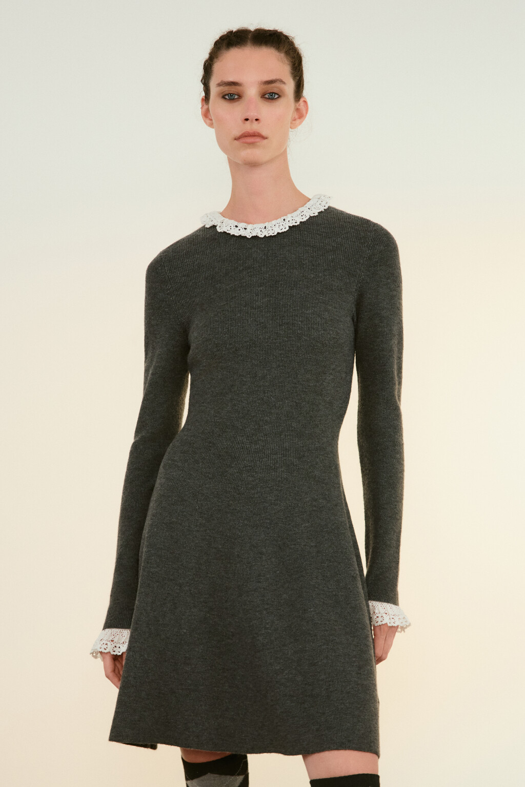 Платье мини вязаное с кружевом - цвет серый - 2