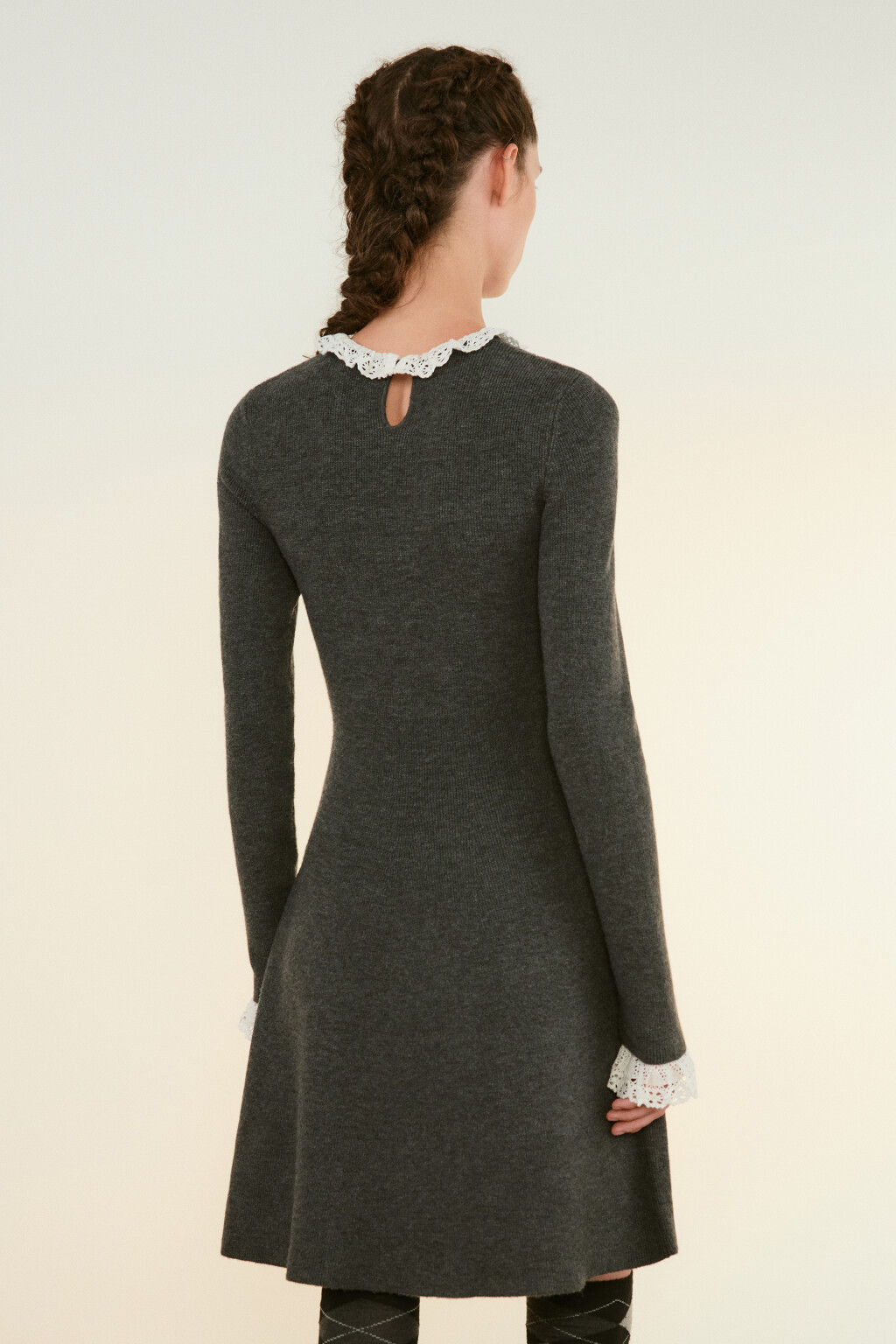 Платье мини вязаное с кружевом - цвет серый - 3