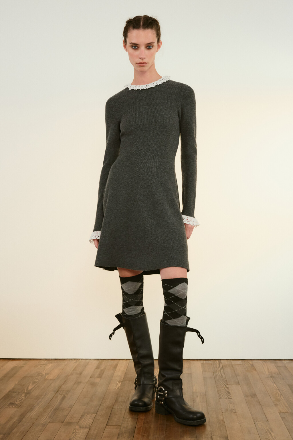 Платье мини вязаное с кружевом - цвет серый - 4