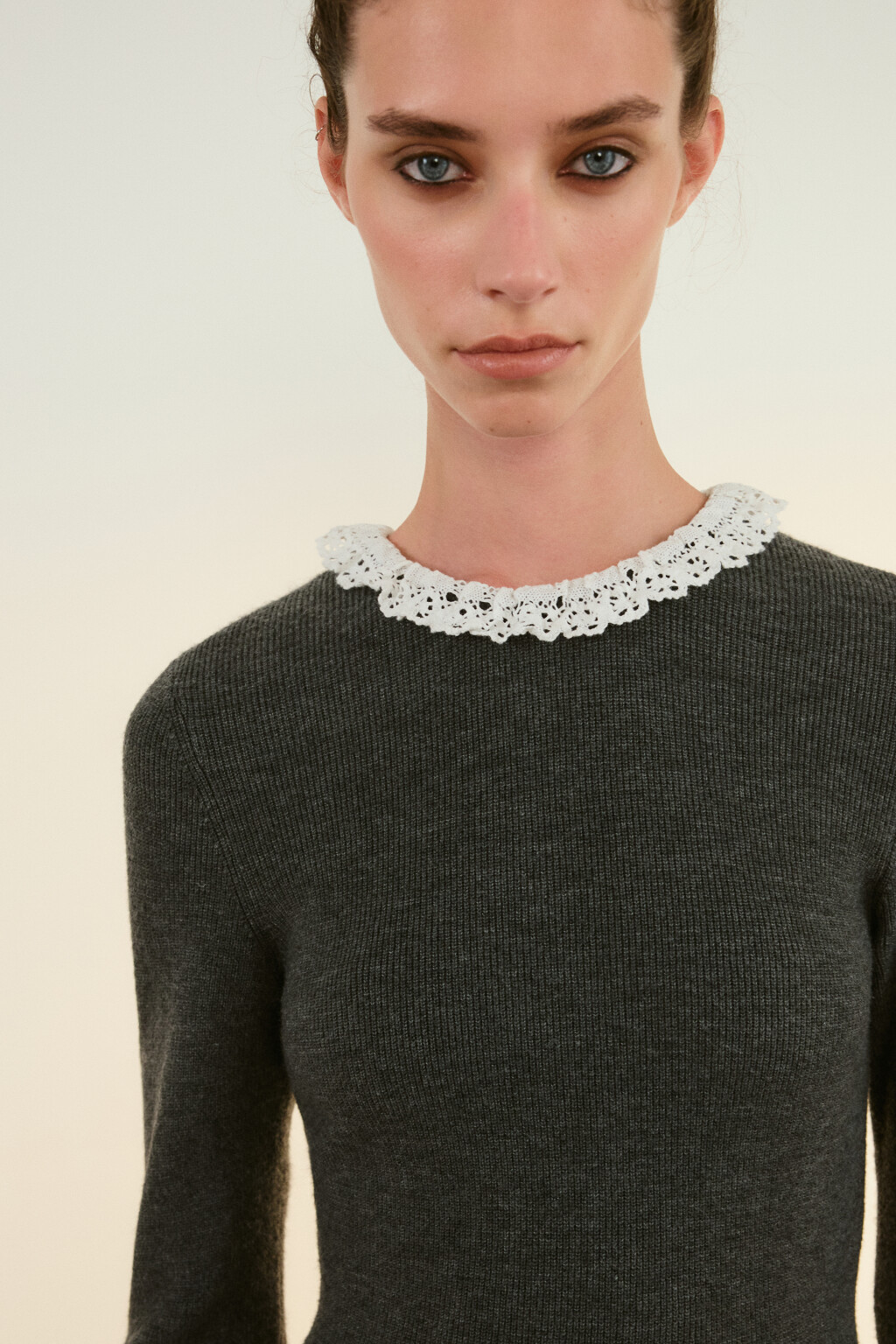 Платье мини вязаное с кружевом - цвет серый - 5