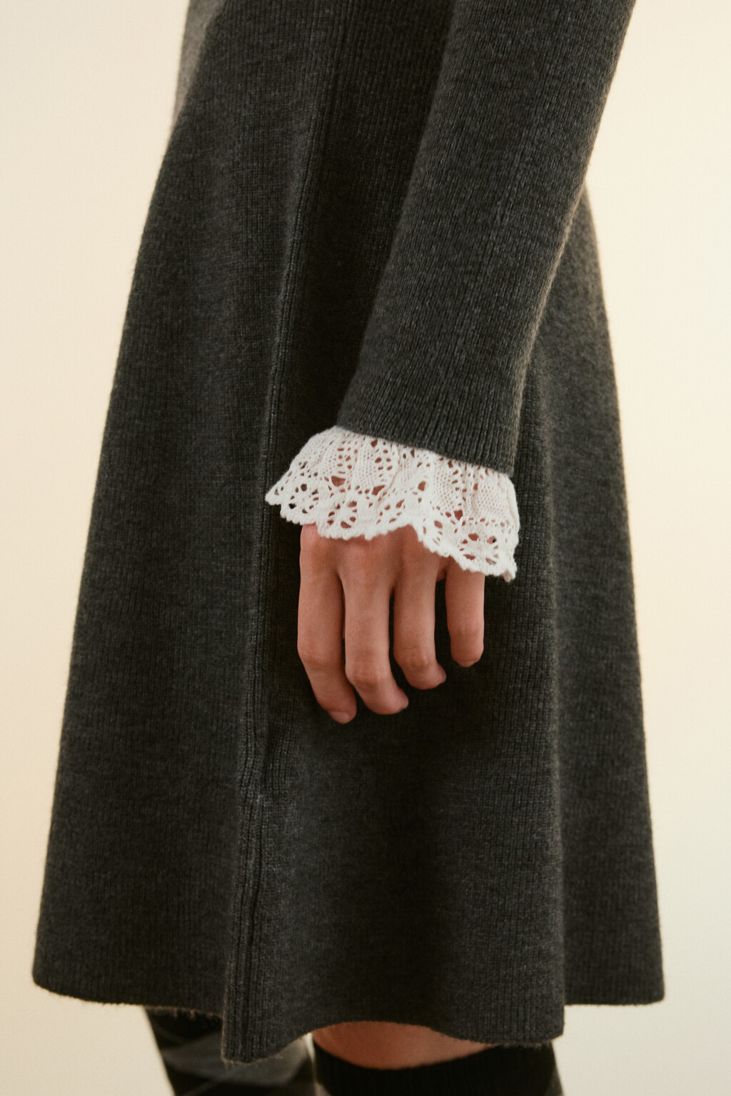 Платье мини вязаное с кружевом - цвет серый - 6