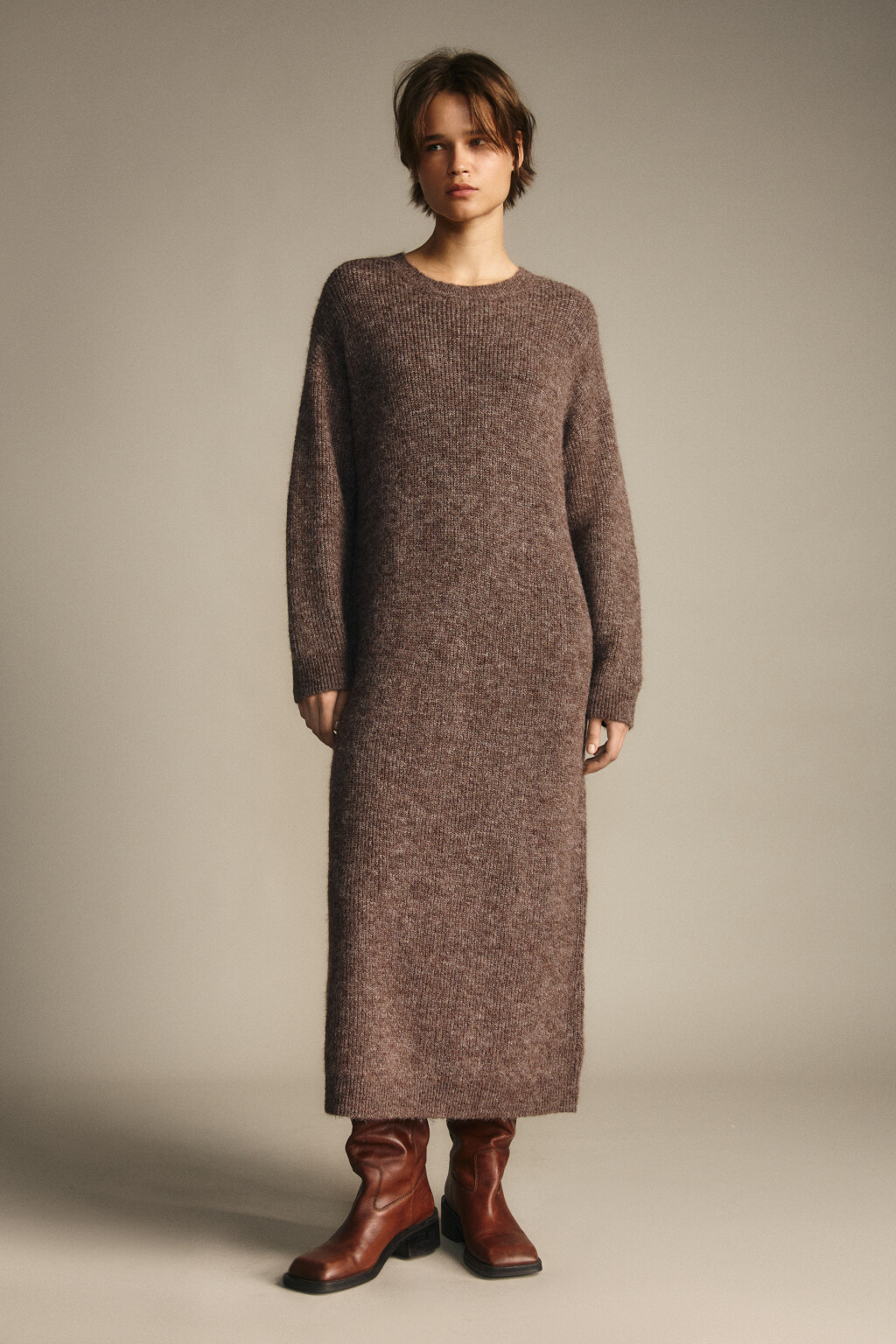 Платье миди из вязаного трикотажа - цвет бежевый - 2