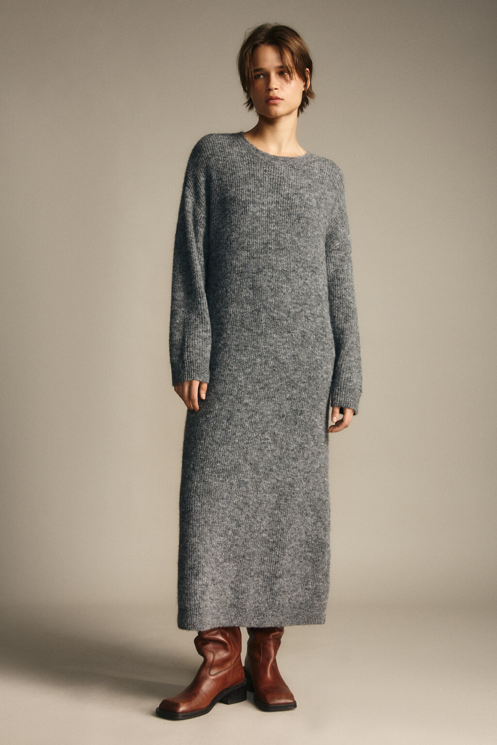 Платье миди из вязаного трикотажа - цвет серый - 2