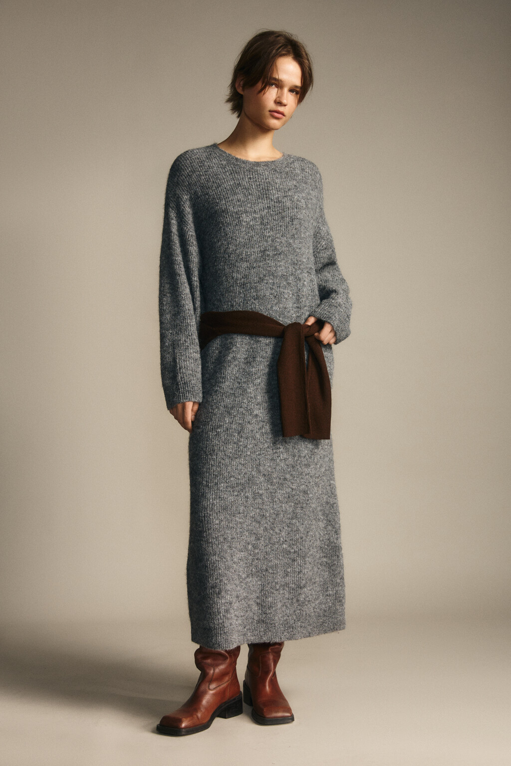 Платье миди из вязаного трикотажа - цвет серый - 4