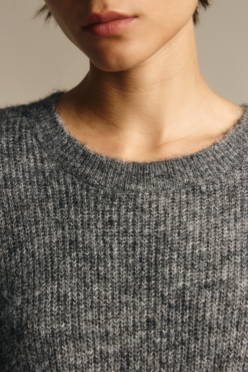 Платье миди из вязаного трикотажа - цвет серый - 5