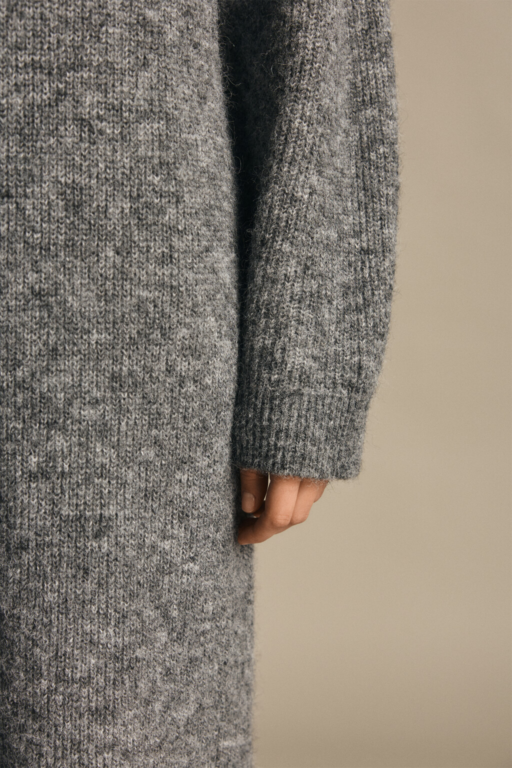 Платье миди из вязаного трикотажа - цвет серый - 6