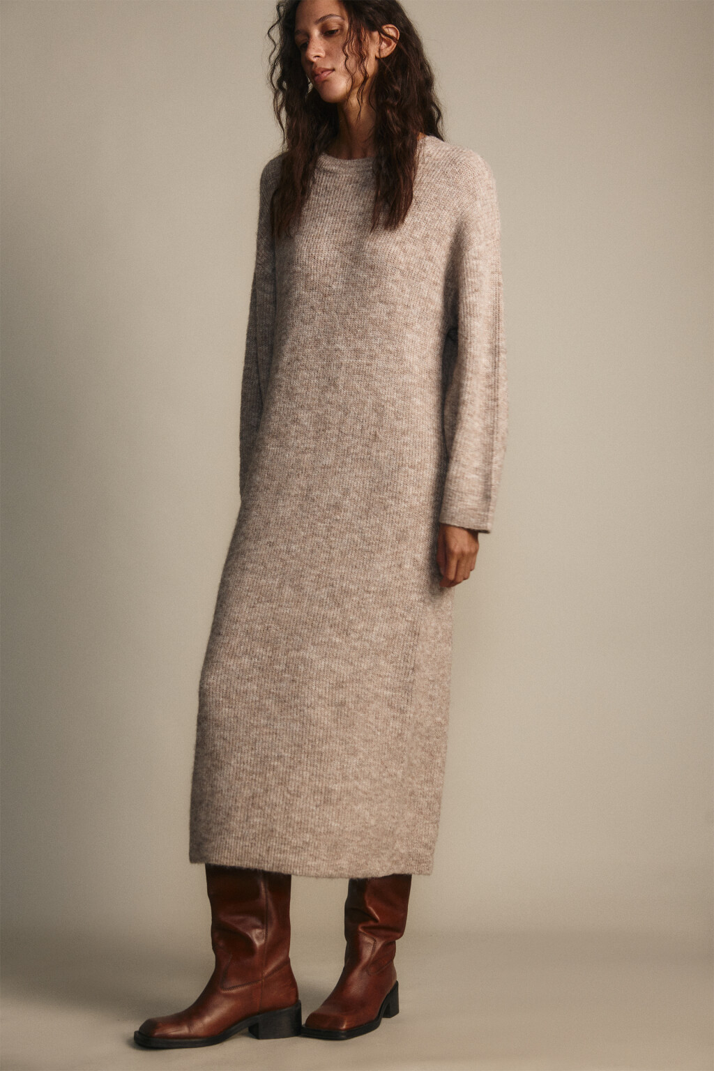 Платье миди из вязаного трикотажа - цвет бежевый - 1