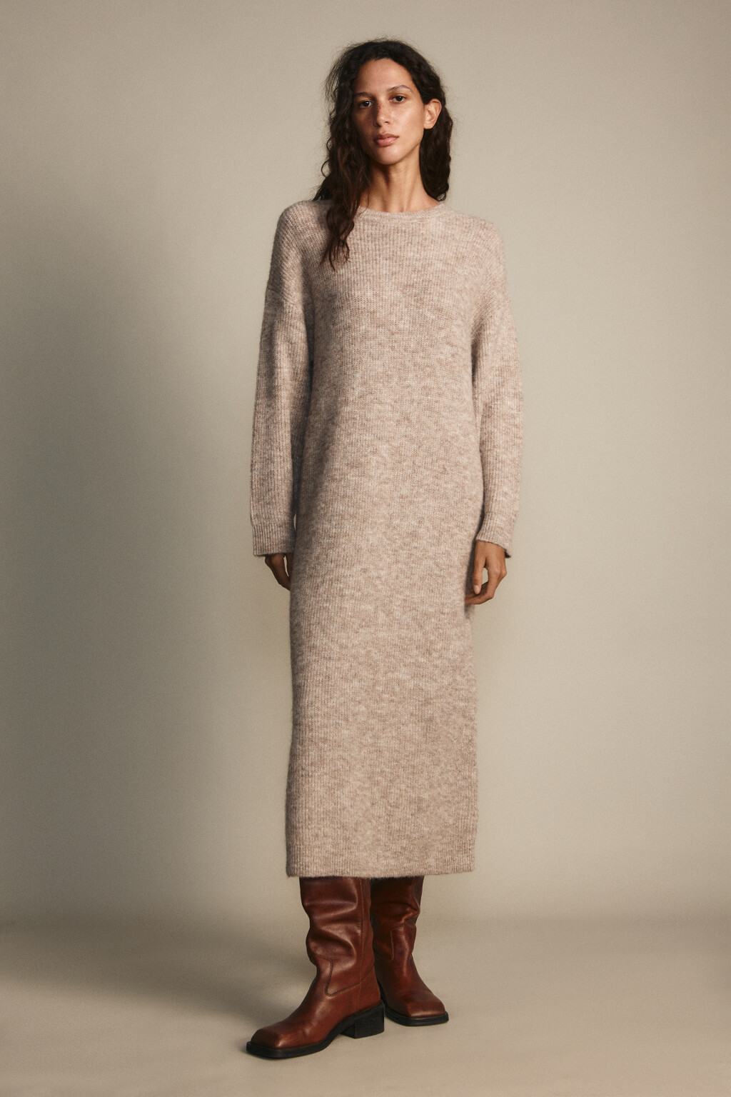 Платье миди из вязаного трикотажа - цвет бежевый - 2