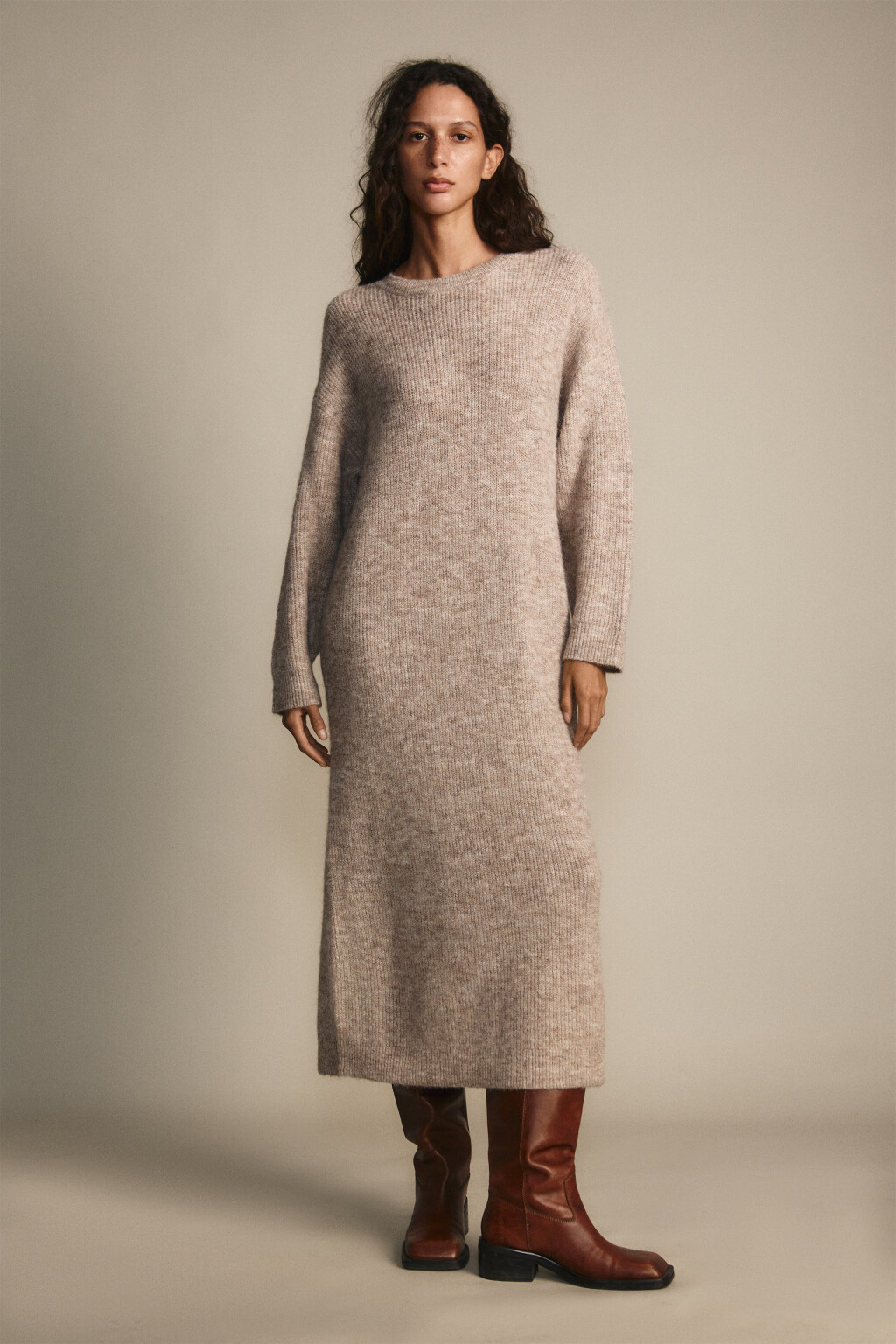 Платье миди из вязаного трикотажа - цвет бежевый - 4
