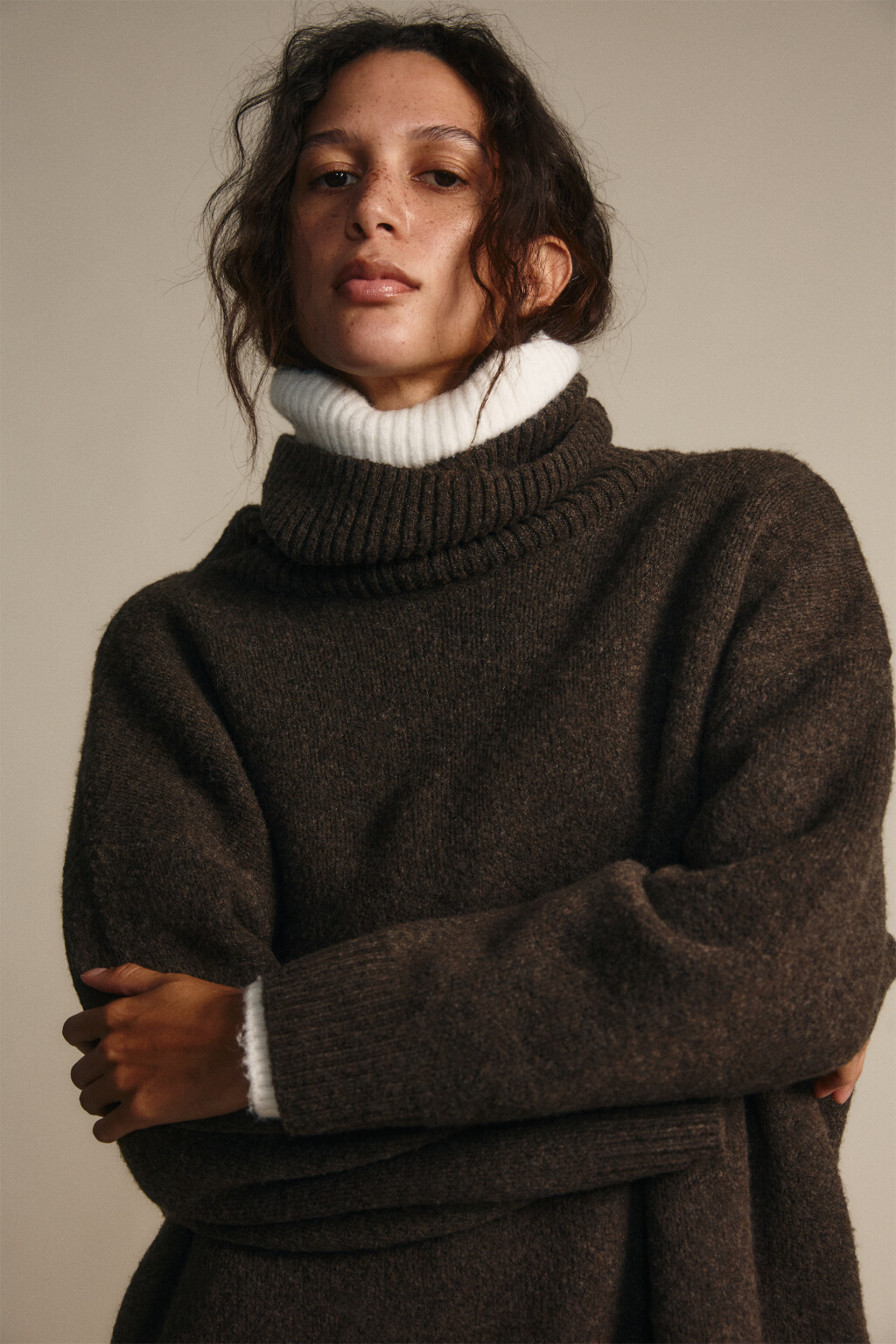 Платье-свитер с воротником в рубчик - цвет коричневый - 2