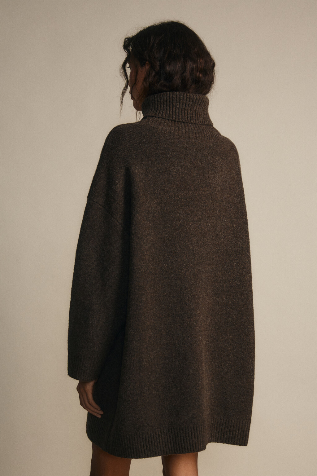 Платье-свитер с воротником в рубчик - цвет коричневый - 4