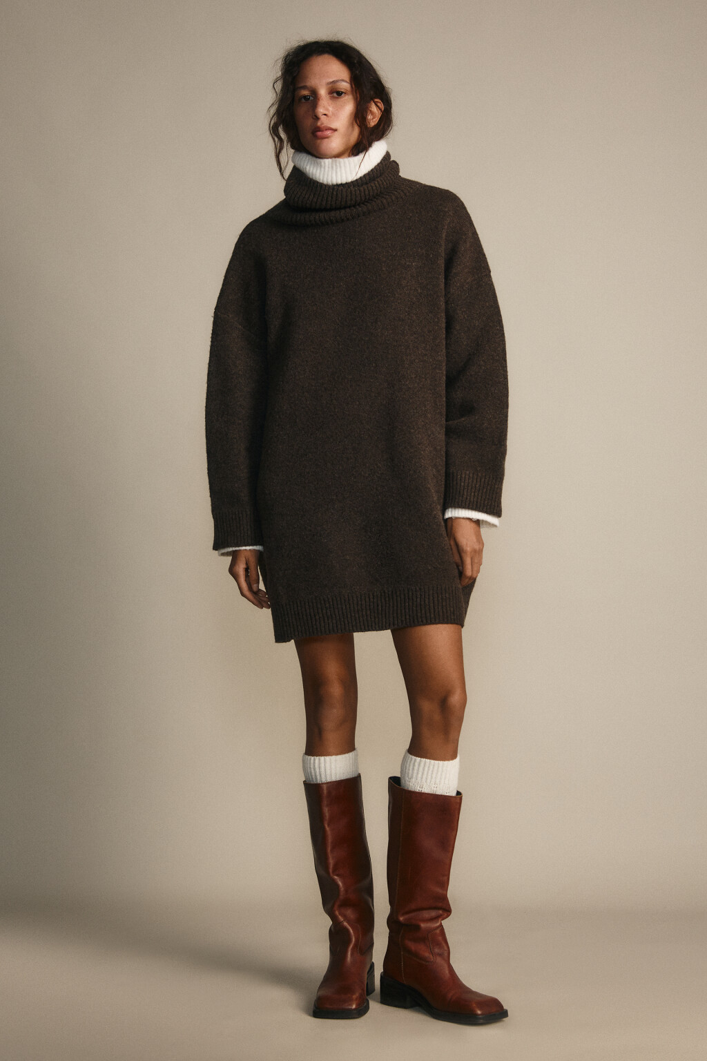 Платье-свитер с воротником в рубчик - цвет коричневый - 5