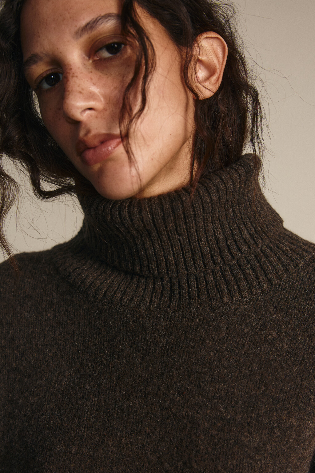 Платье-свитер с воротником в рубчик - цвет коричневый - 6