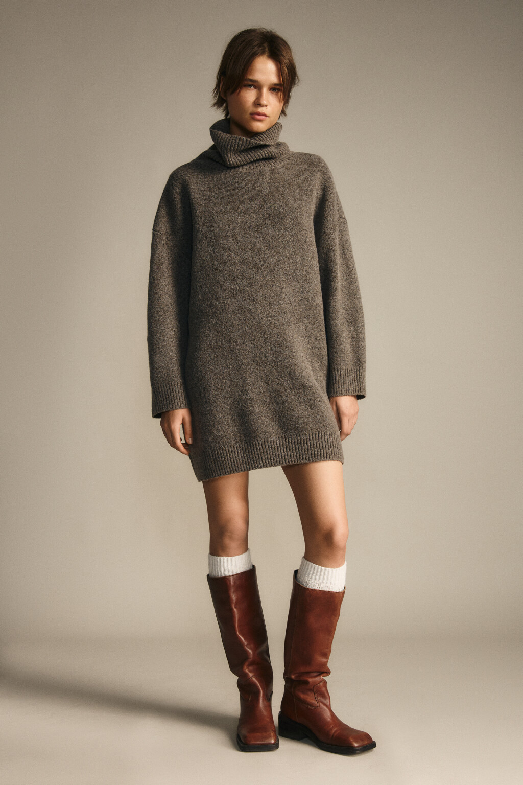 Платье-свитер с воротником в рубчик - цвет бежевый - 5