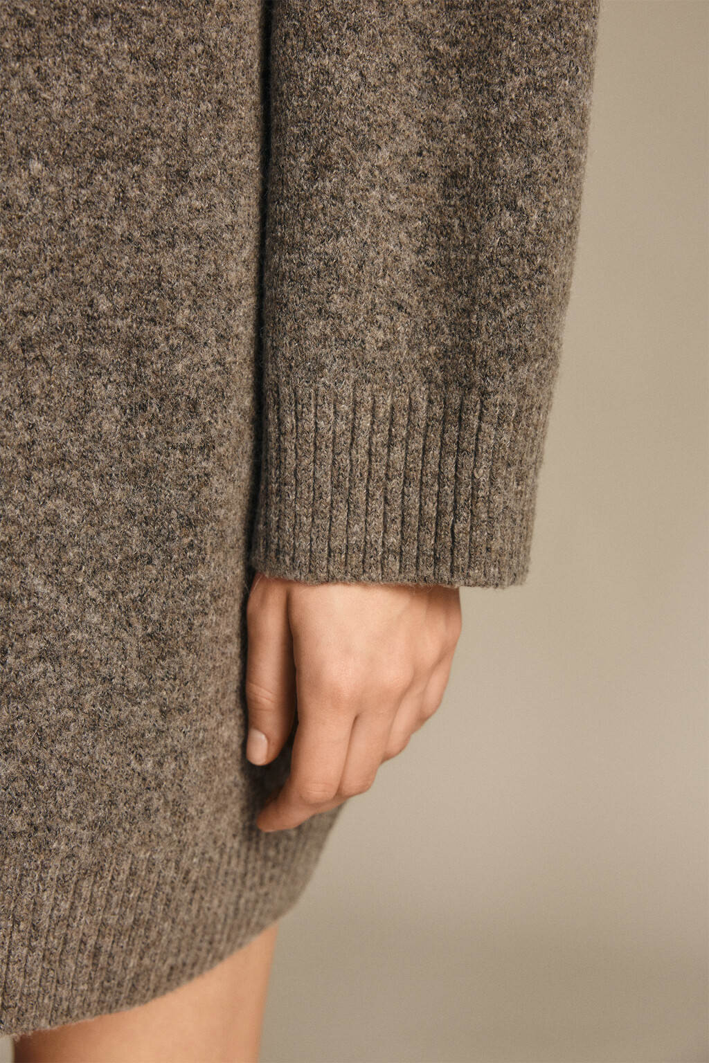 Платье-свитер с воротником в рубчик - цвет бежевый - 7