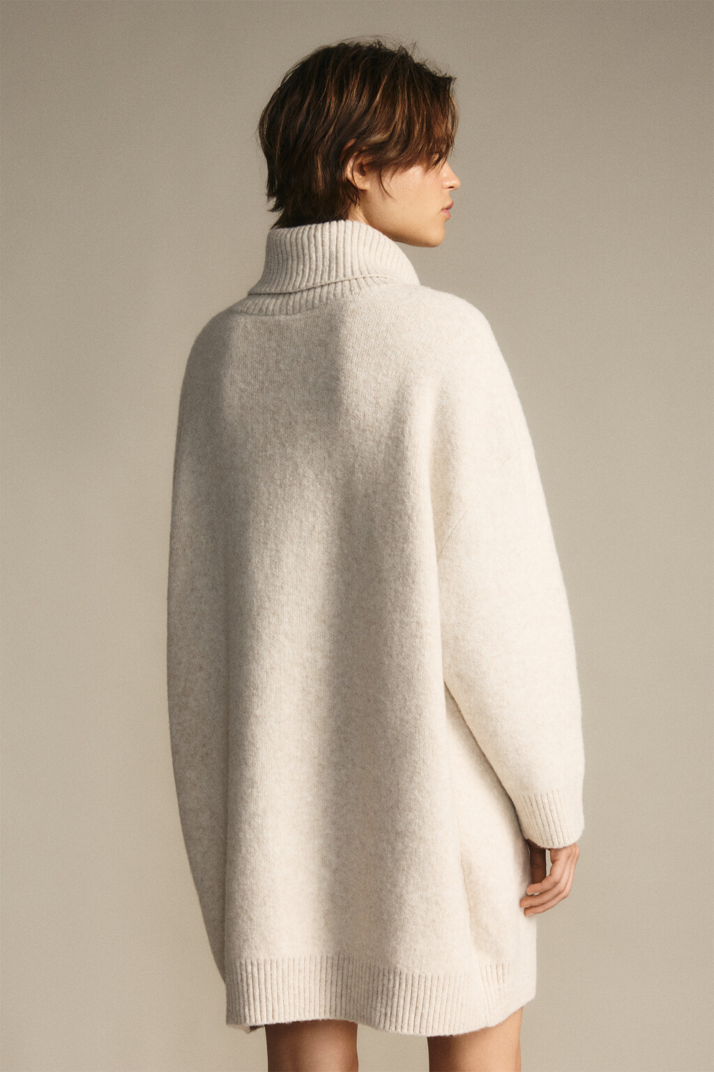 Платье-свитер с воротником в рубчик - цвет бежевый - 4