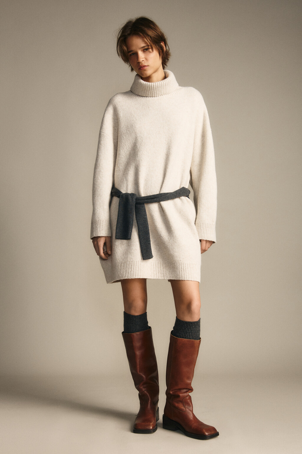 Платье-свитер с воротником в рубчик - цвет бежевый - 5