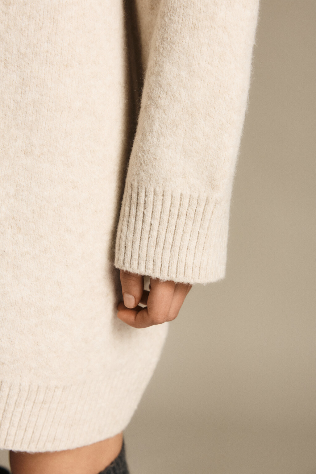 Платье-свитер с воротником в рубчик - цвет бежевый - 7