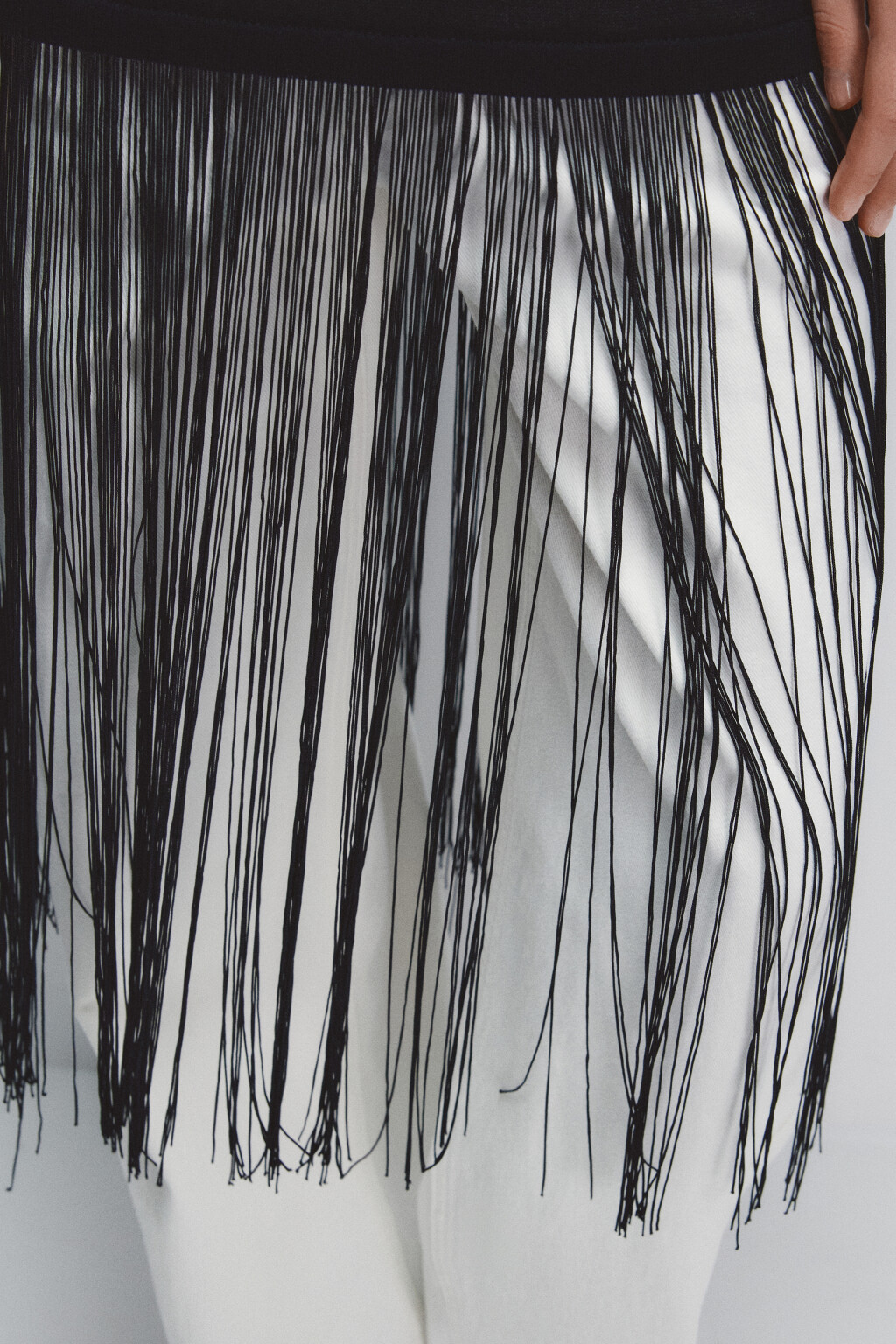 Платье миди вязаное с бахромой - цвет черный - 4