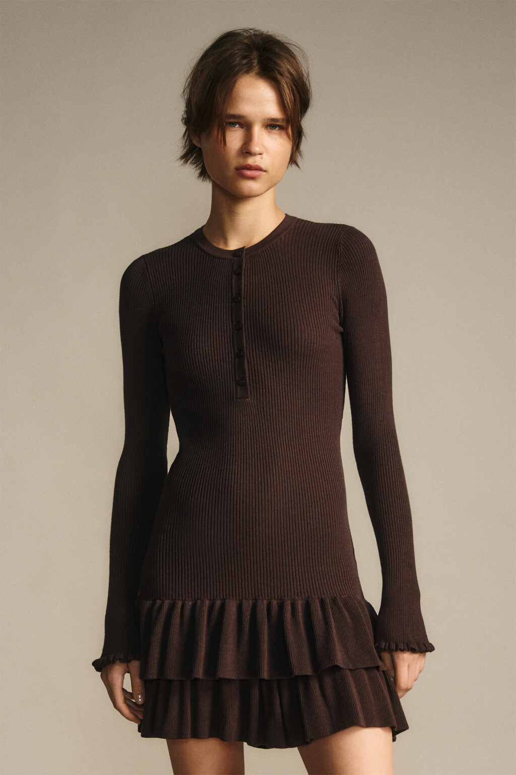 Платье мини вязаное с оборками - цвет коричневый - 2