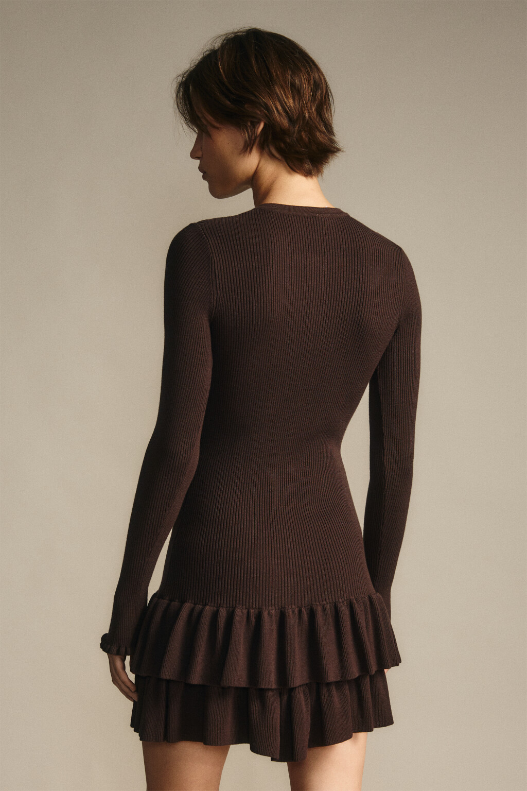Платье мини вязаное с оборками - цвет коричневый - 3