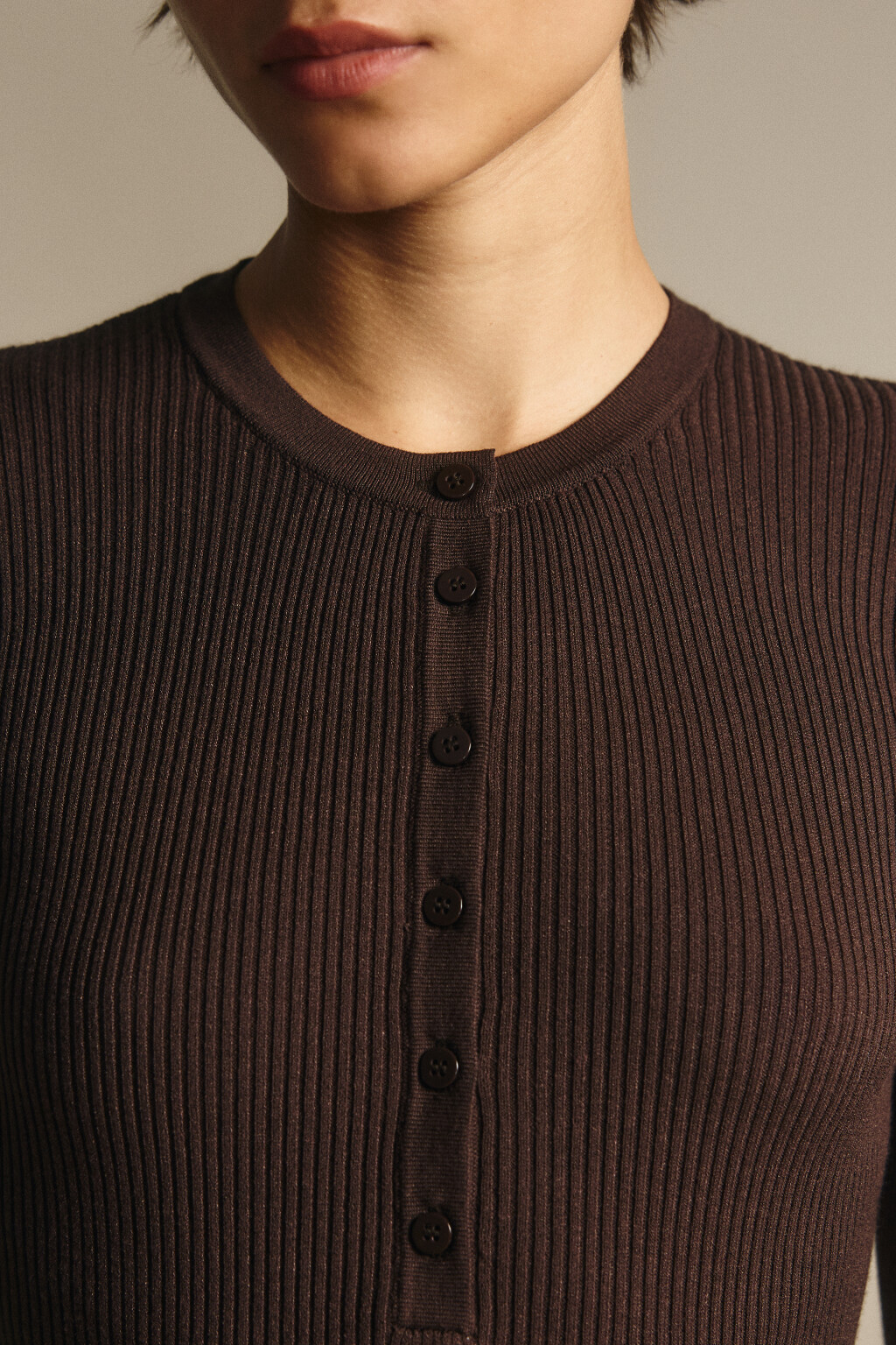 Платье мини вязаное с оборками - цвет коричневый - 5