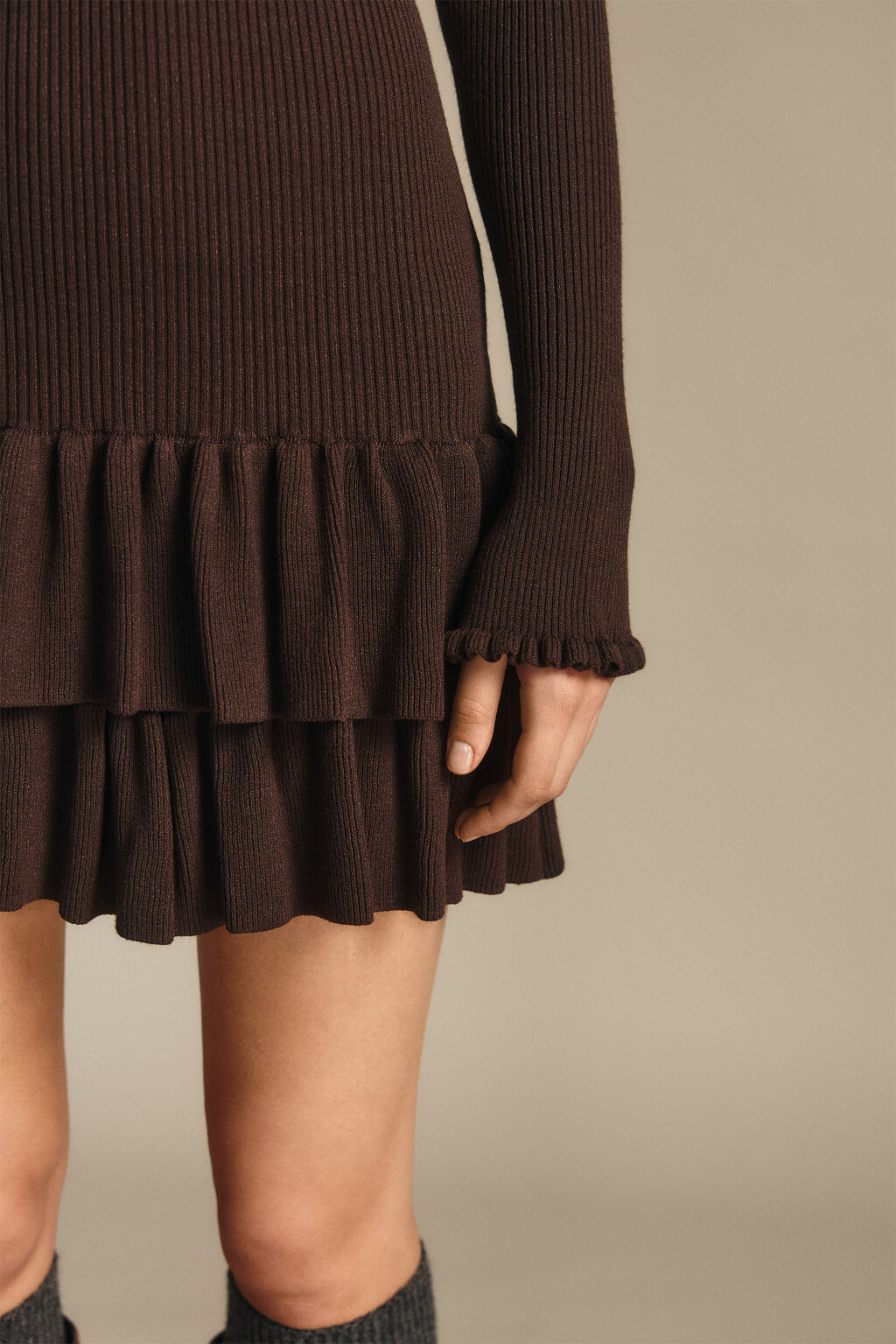 Платье мини вязаное с оборками - цвет коричневый - 6