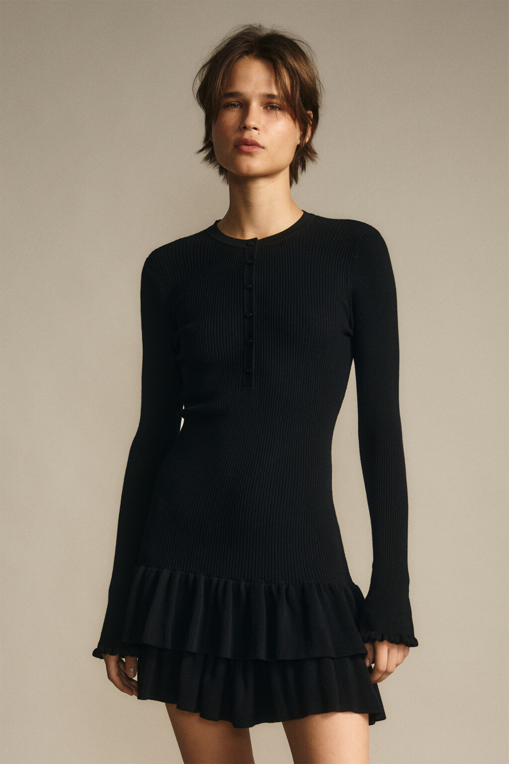 Платье мини вязаное с оборками - цвет черный - 2