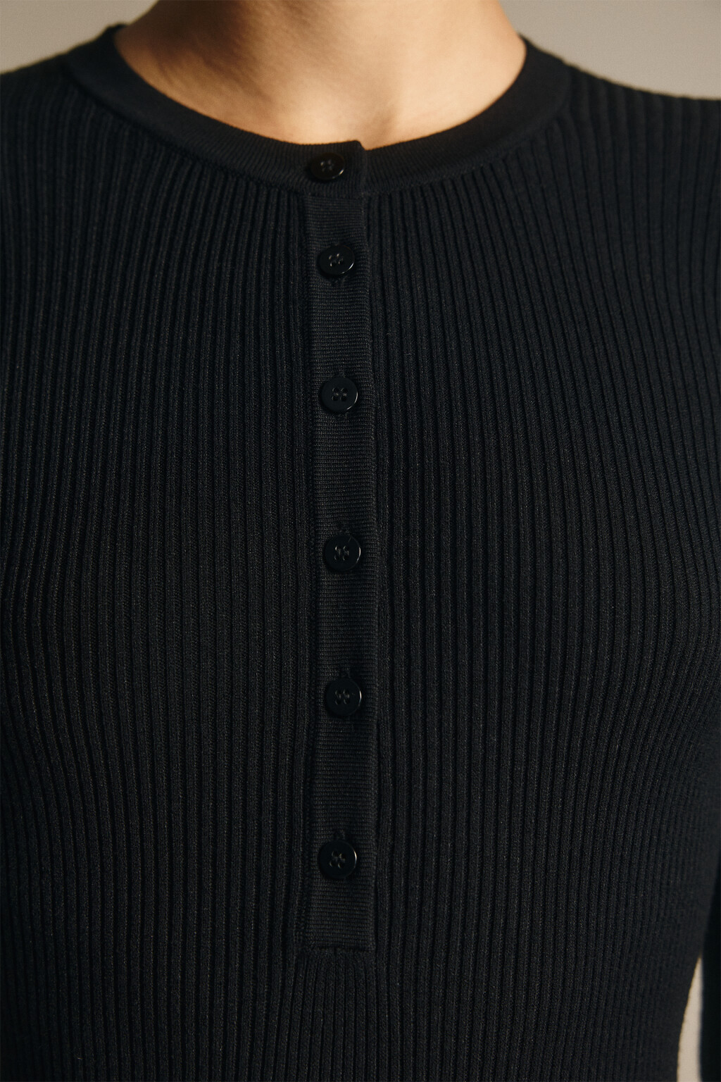 Платье мини вязаное с оборками - цвет черный - 5