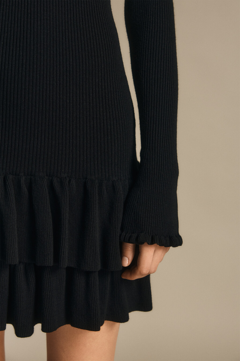 Платье мини вязаное с оборками - цвет черный - 6