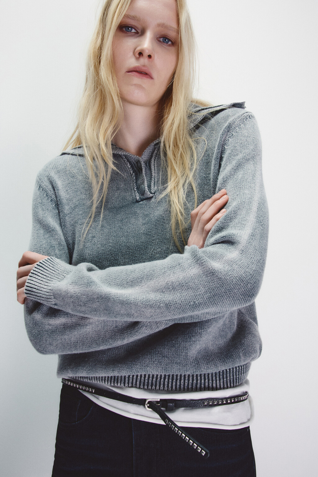 Свитер укороченный с воротником-стойкой - цвет серый - 2