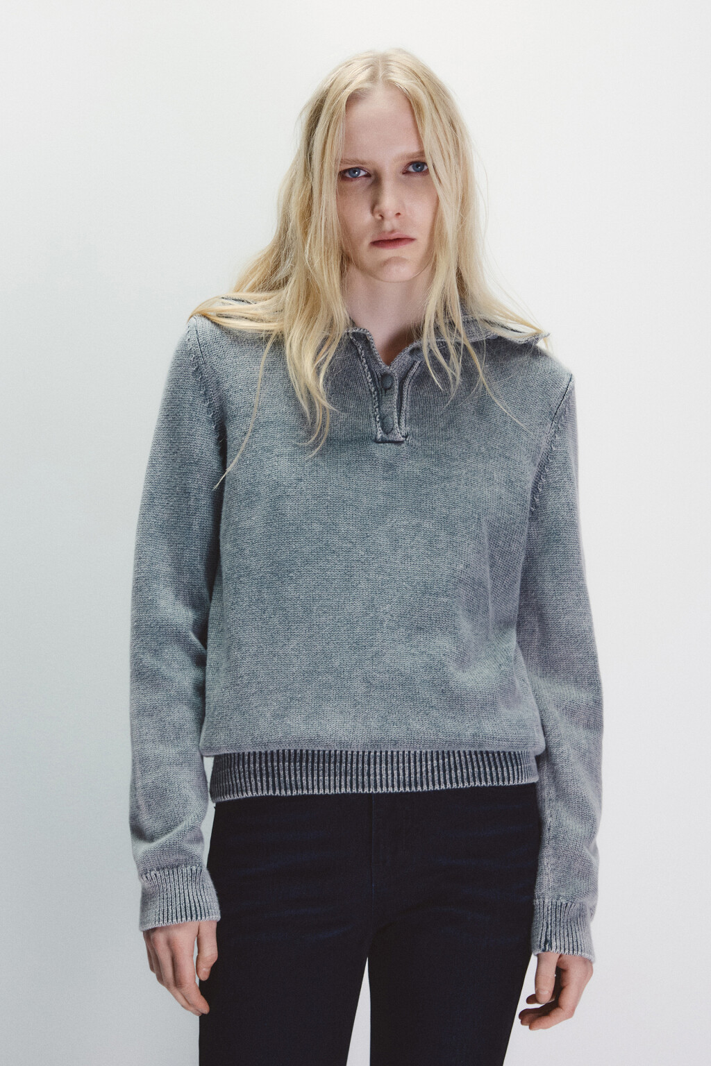 Свитер укороченный с воротником-стойкой - цвет серый - 3