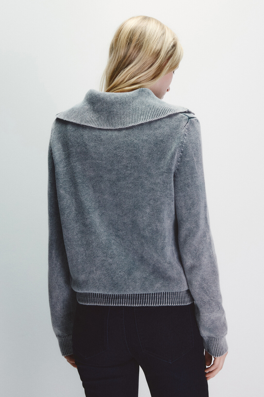 Свитер укороченный с воротником-стойкой - цвет серый - 4