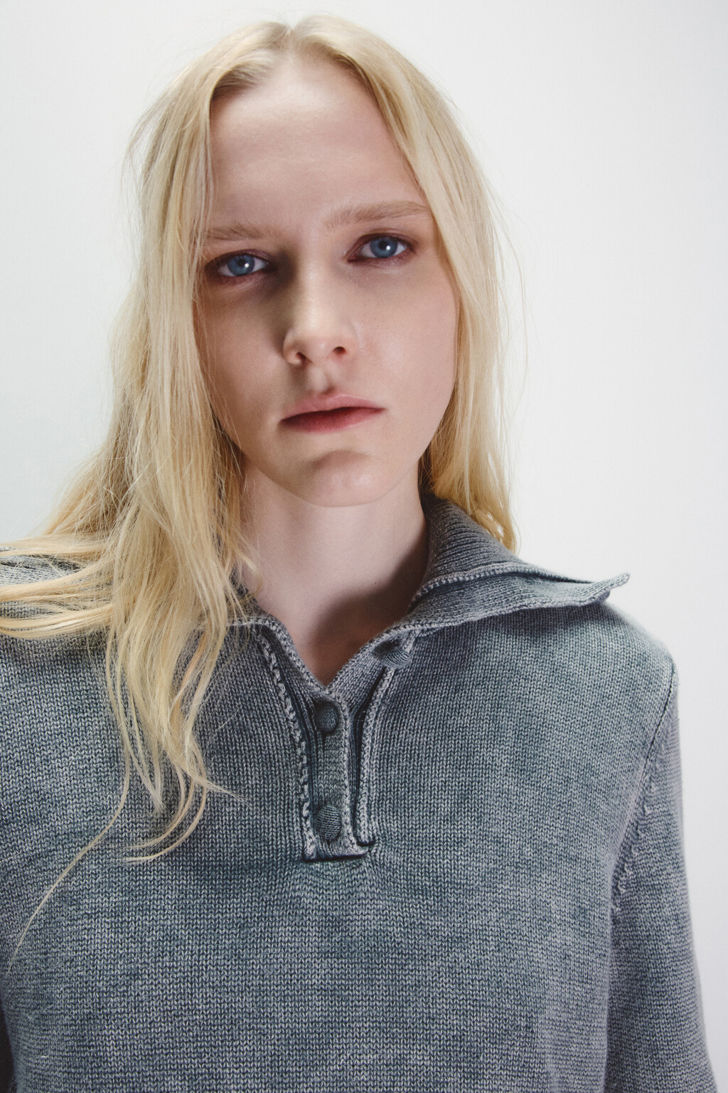 Свитер укороченный с воротником-стойкой - цвет серый - 6