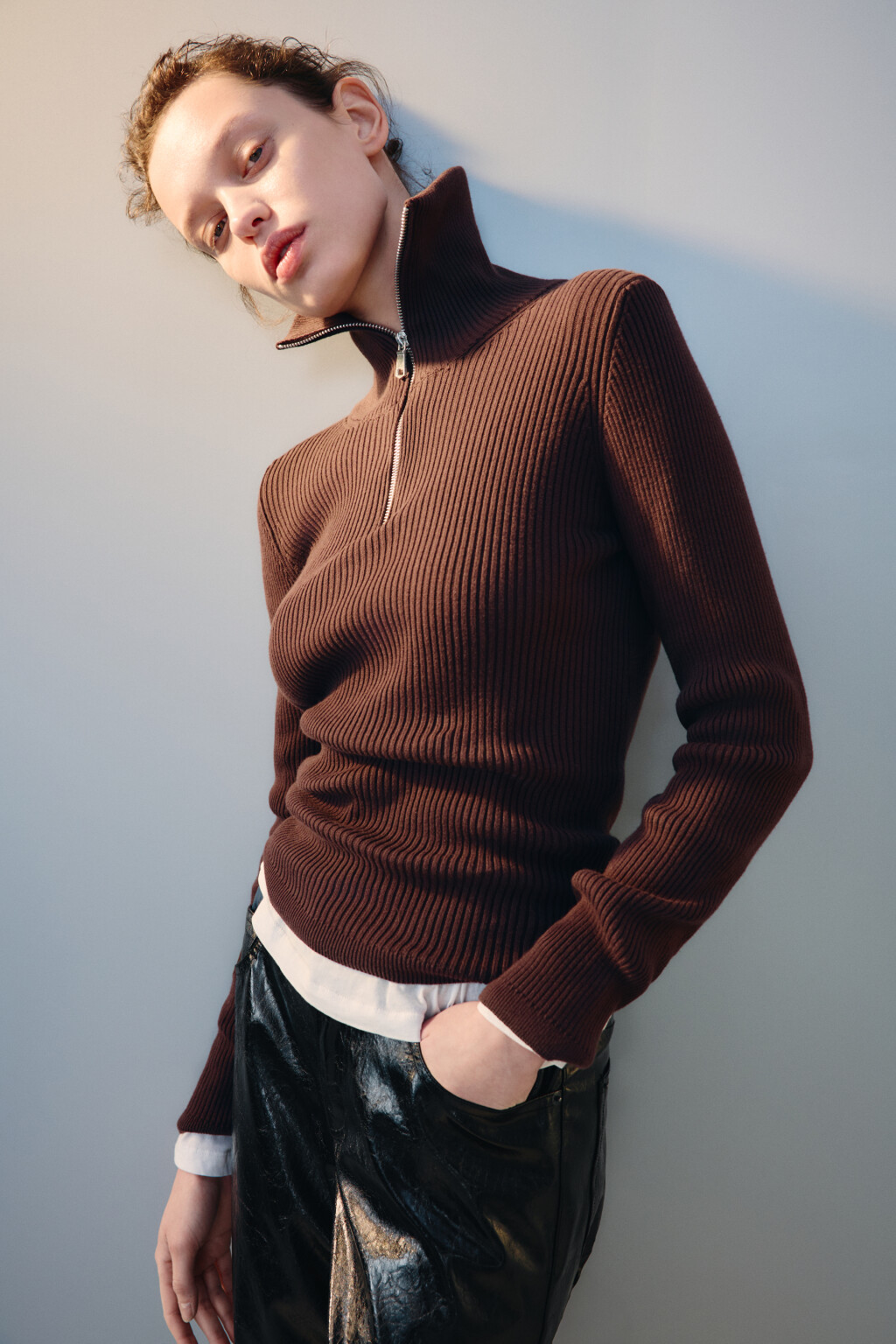 Джемпер в рубчик с воротником-стойкой - цвет коричневый - 1