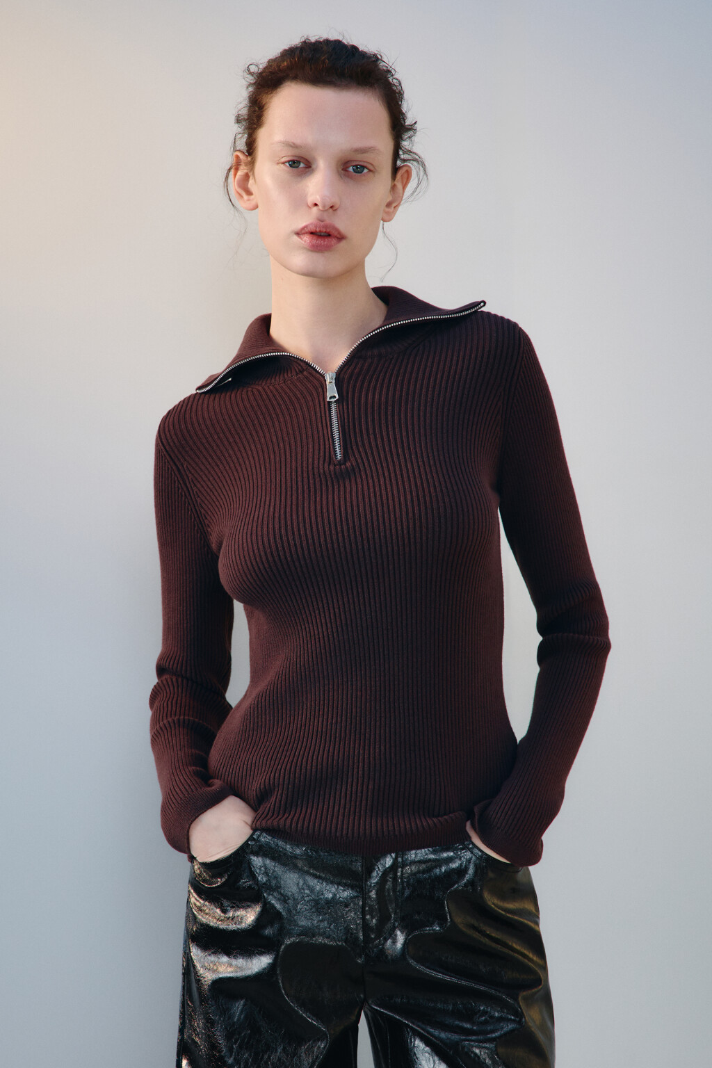 Джемпер в рубчик с воротником-стойкой - цвет коричневый - 2