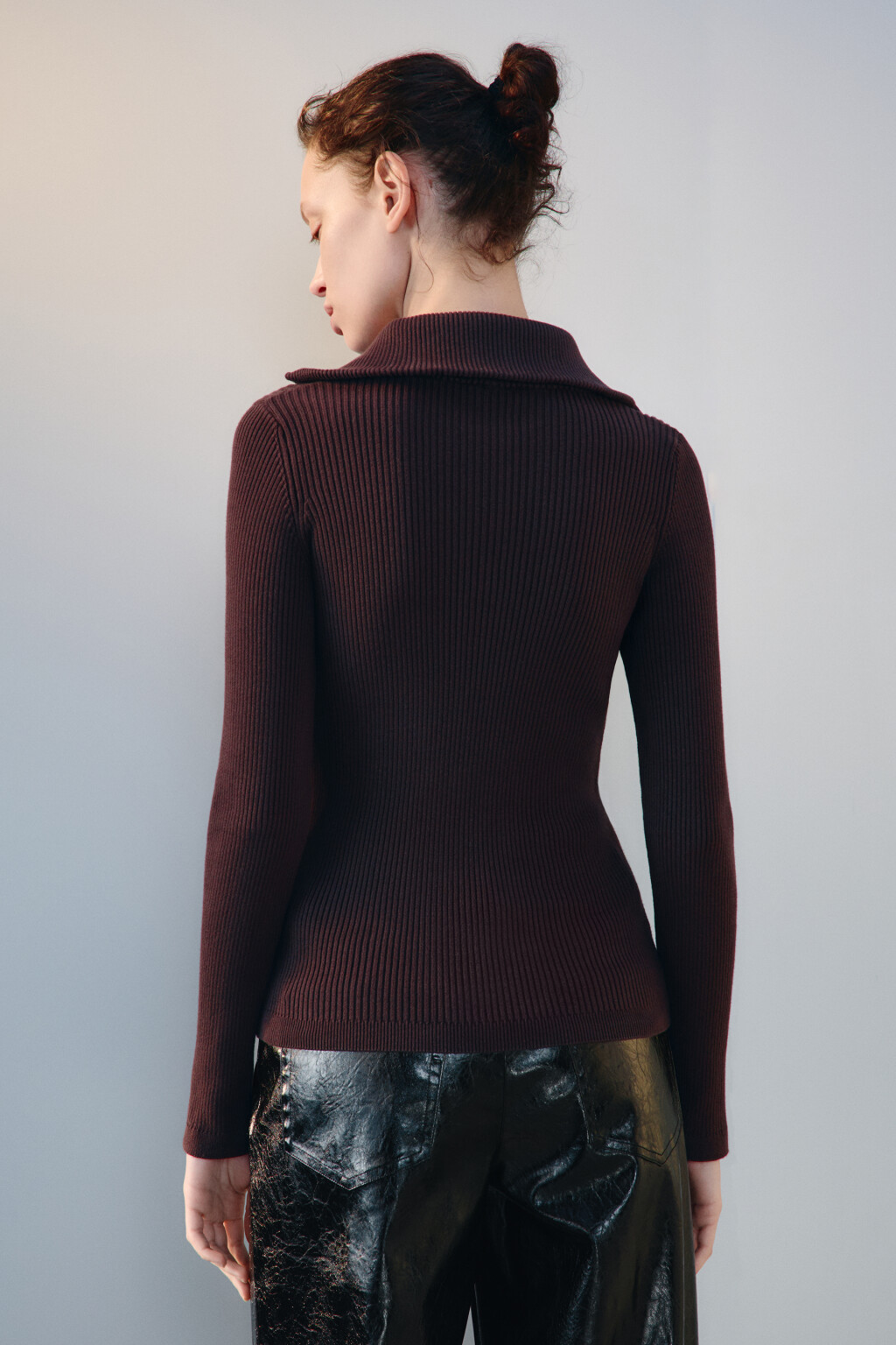 Джемпер в рубчик с воротником-стойкой - цвет коричневый - 3