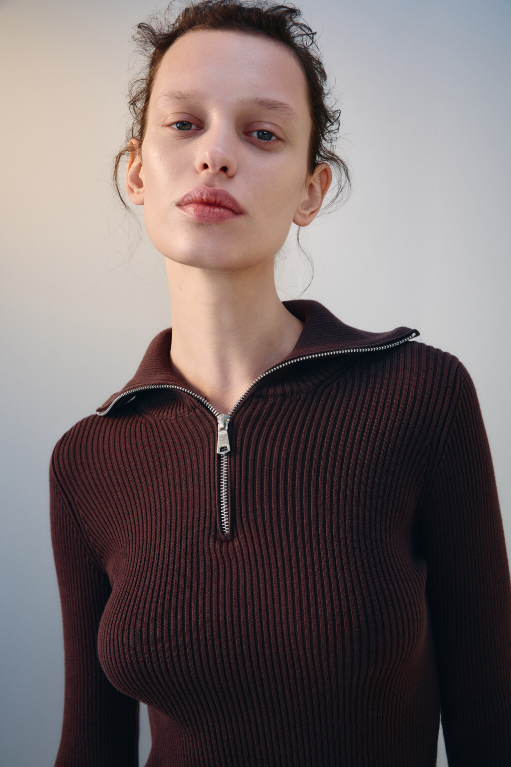 Джемпер в рубчик с воротником-стойкой - цвет коричневый - 5