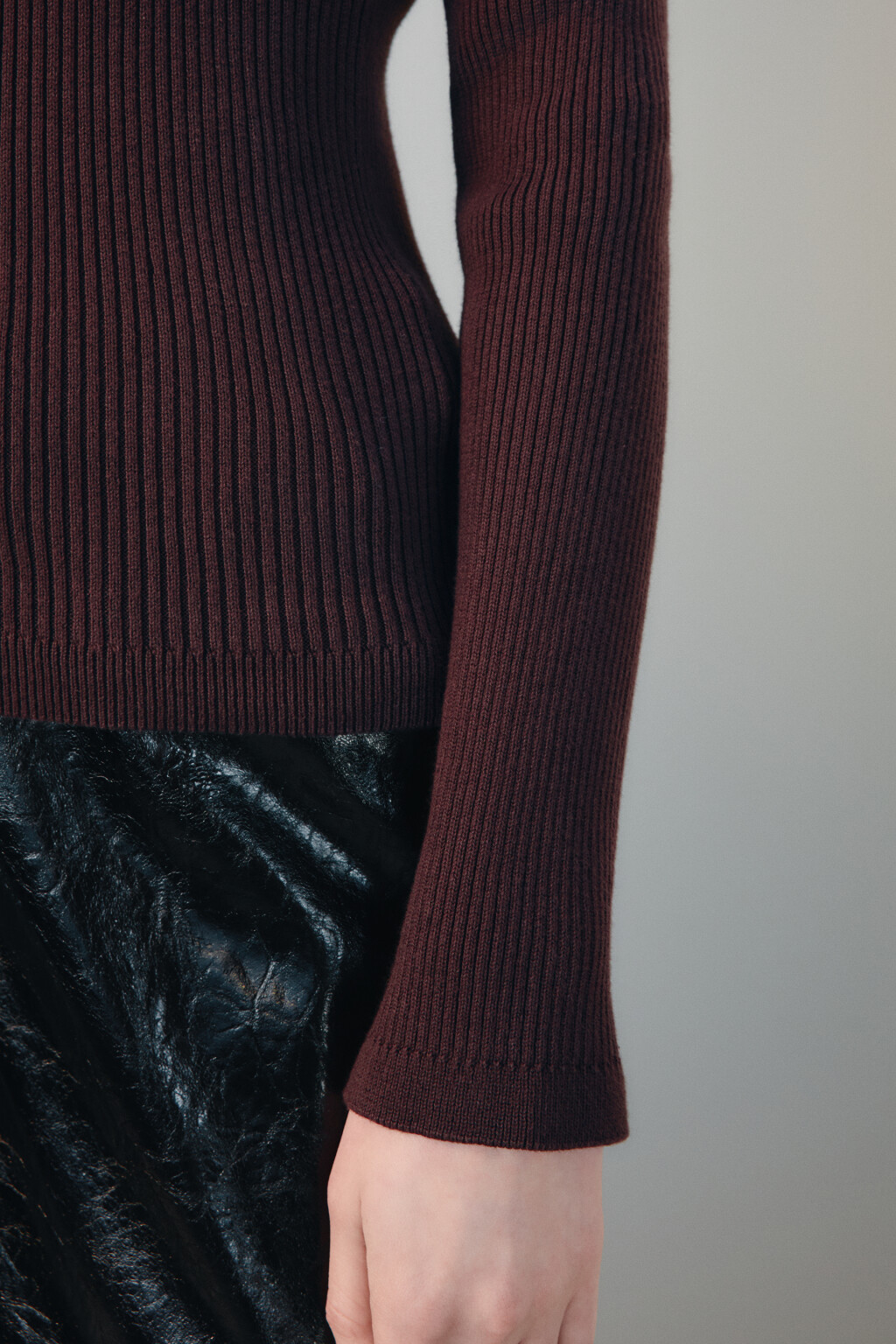Джемпер в рубчик с воротником-стойкой - цвет коричневый - 6