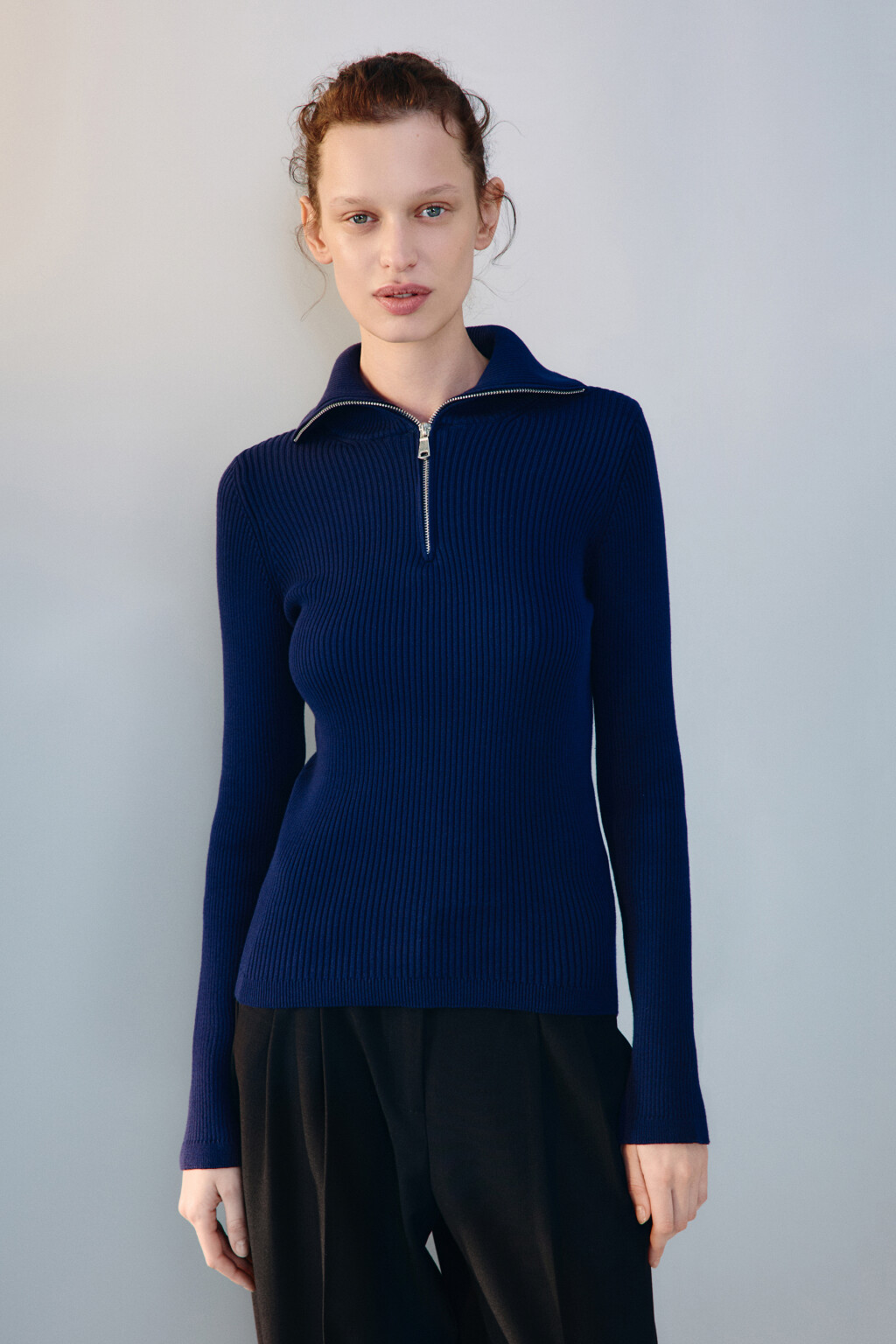 Джемпер в рубчик с воротником-стойкой - цвет голубой - 2