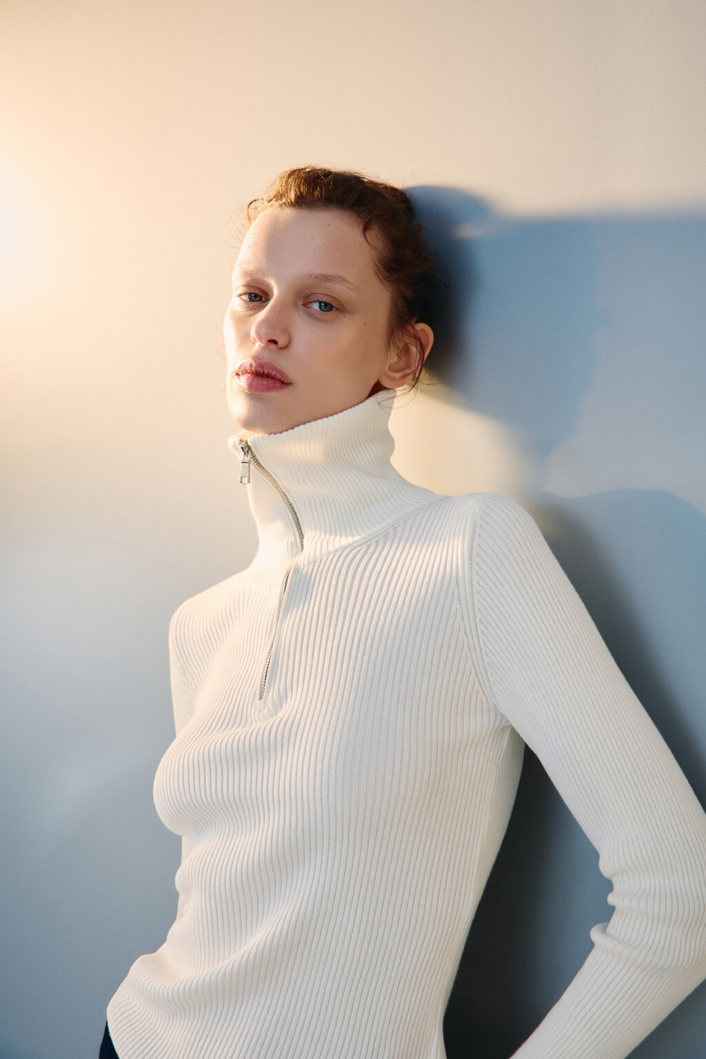 Джемпер в рубчик с воротником-стойкой - цвет молочный - 1