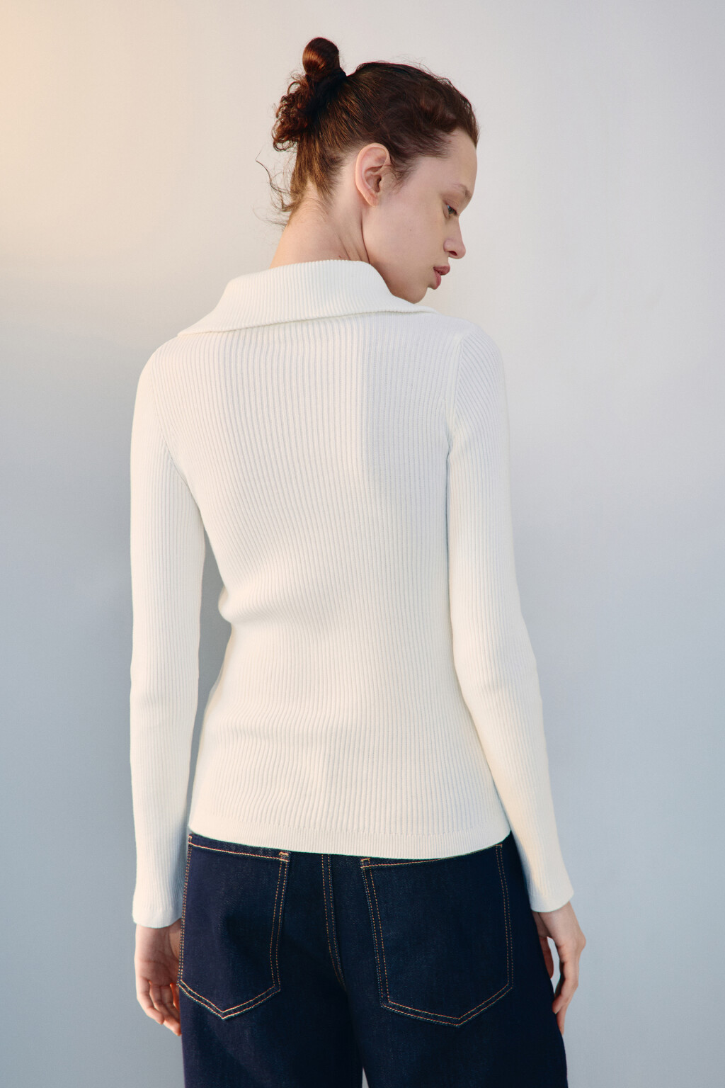 Джемпер в рубчик с воротником-стойкой - цвет молочный - 3