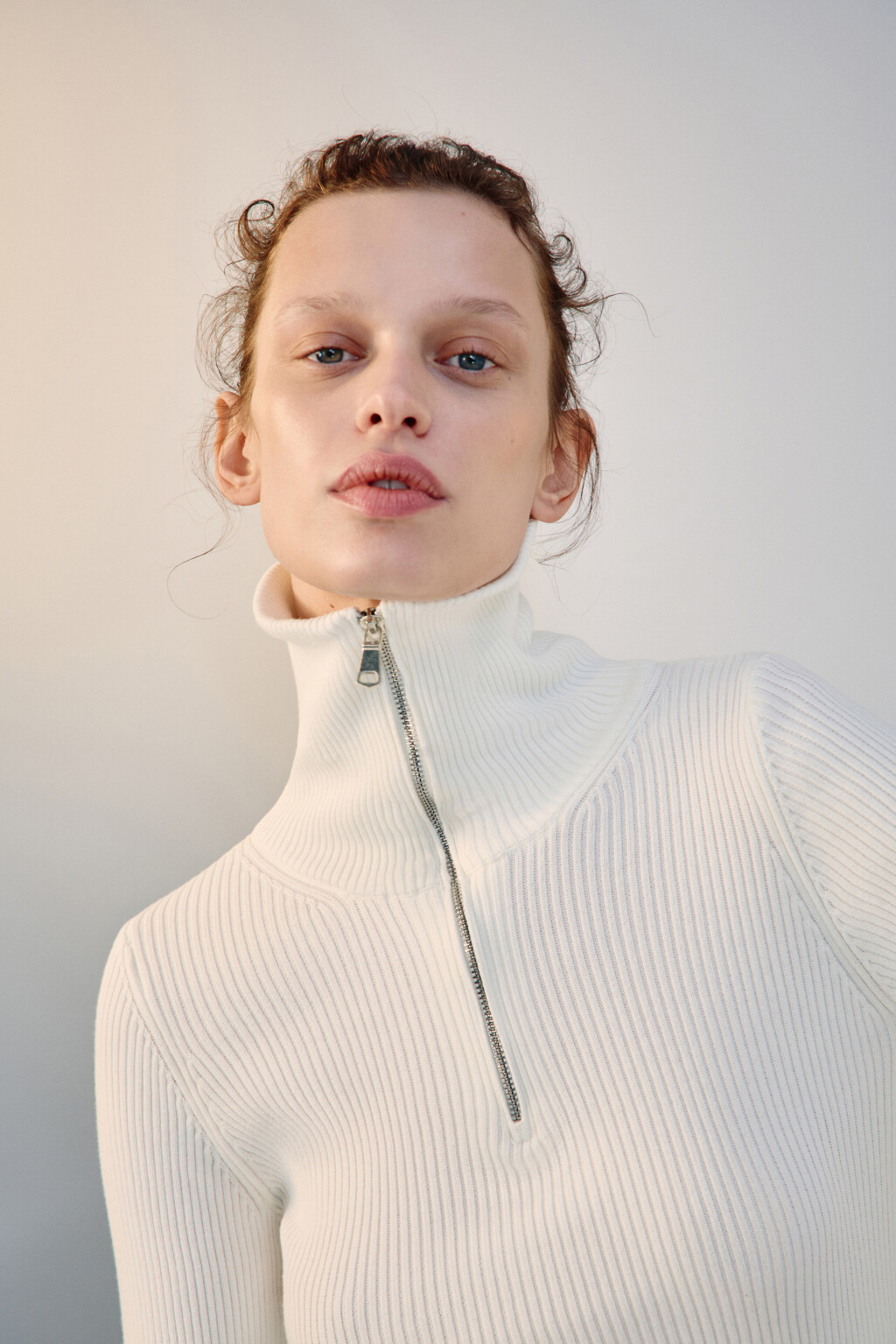 Джемпер в рубчик с воротником-стойкой - цвет молочный - 4