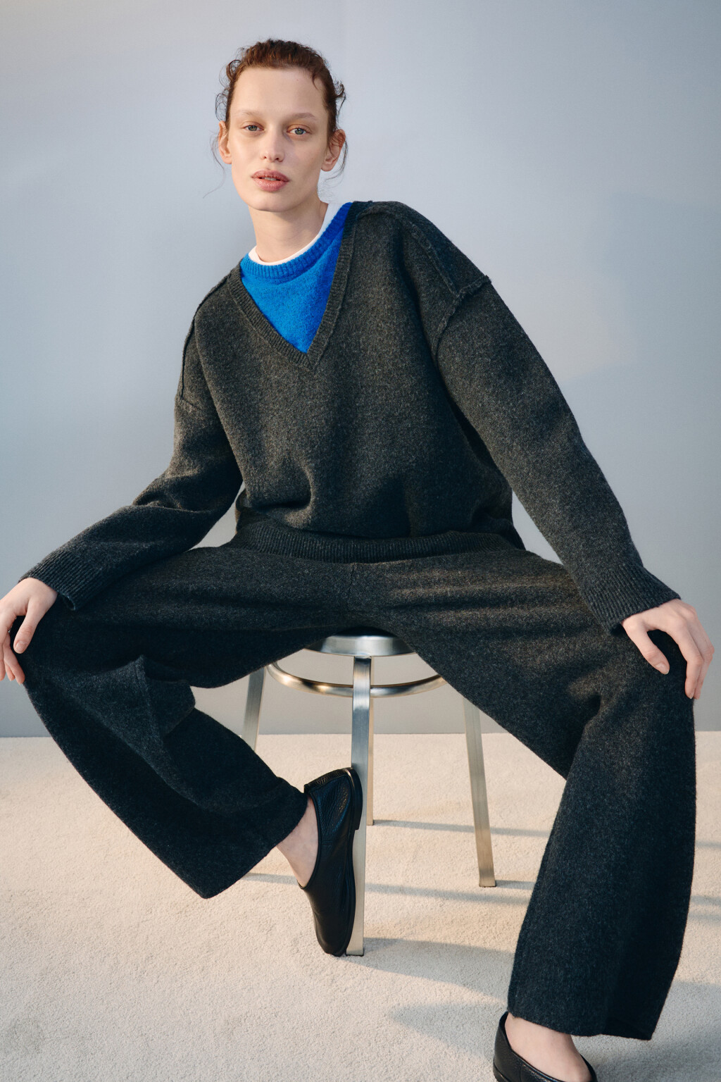 Джемпер вязаный с V-вырезом - цвет серый - 2