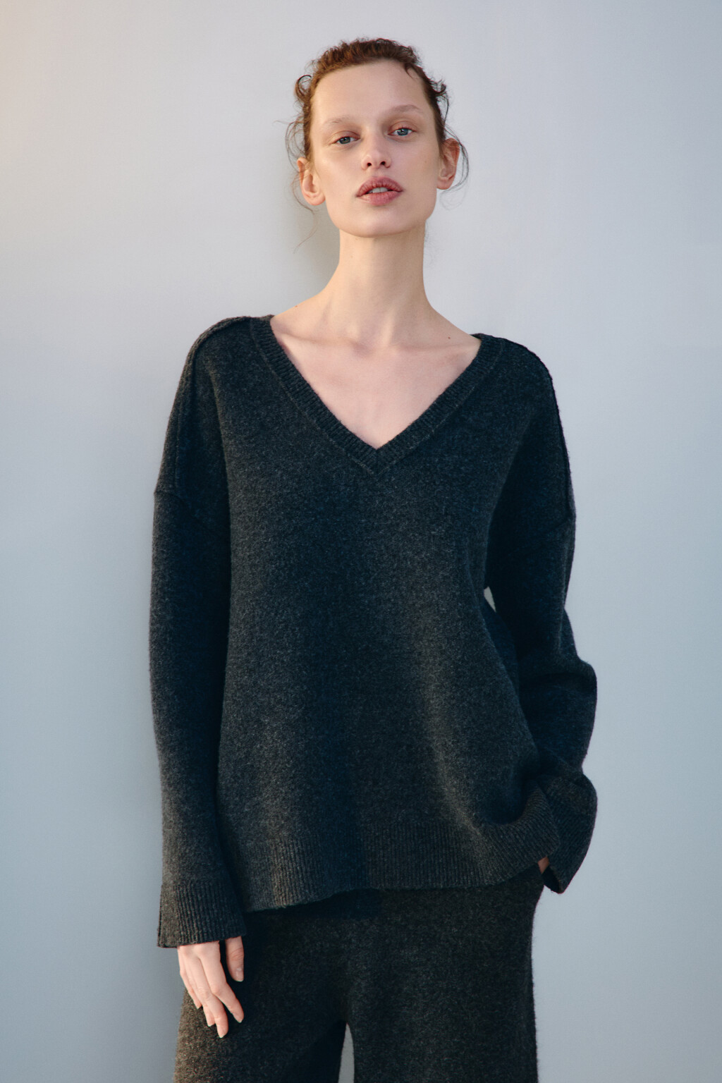 Джемпер вязаный с V-вырезом - цвет серый - 3