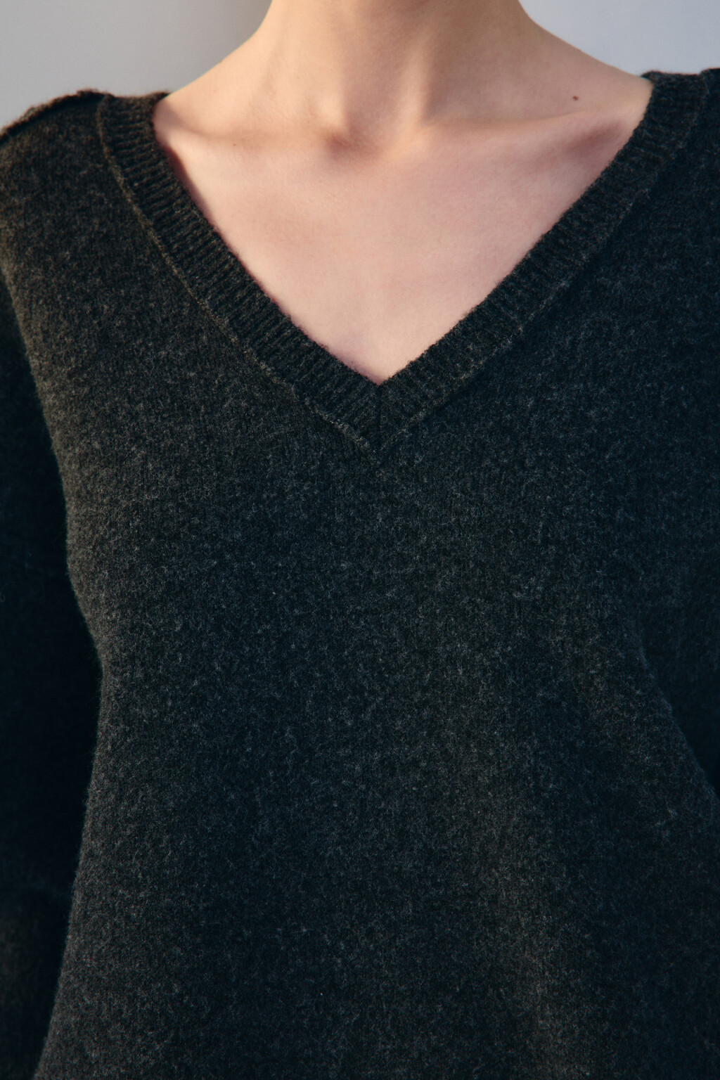 Джемпер вязаный с V-вырезом - цвет серый - 6